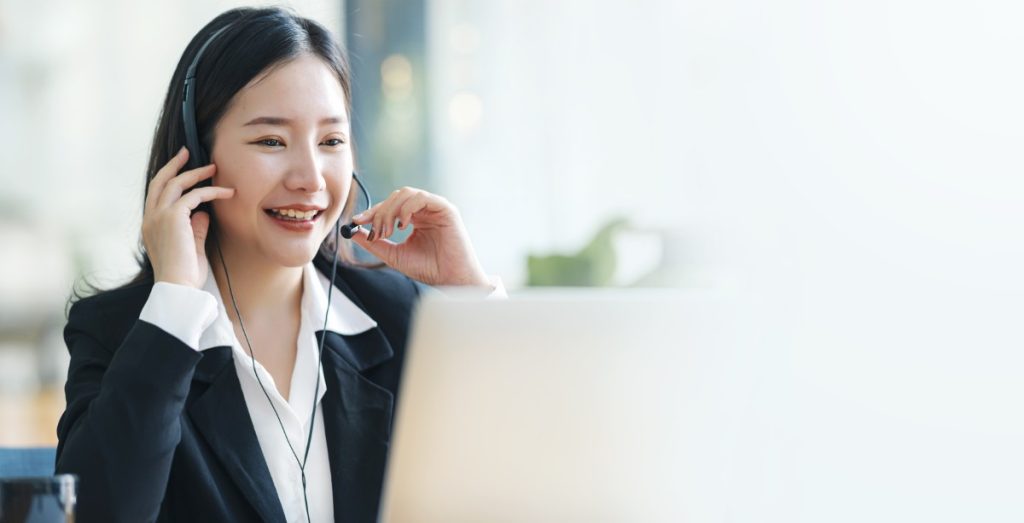Conseillère du service client au téléphone pour traiter une demande liée à un prélèvement Avanssur.