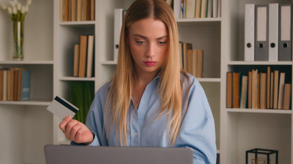 Personne vérifiant l'origine d'un prélèvement Avanssur sur son relevé bancaire en ligne.