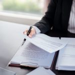Un avocat en bail commercial examine précisément les conditions d'un contrat immobilier.